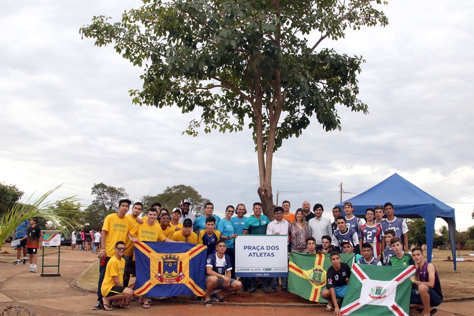 Atletas dos JEMS/JOJUMS plantam mudas de árvores na praça da Vila Piloto Atletas dos JEMS/JOJUMS plantam mudas de árvores na praça da Vila Piloto