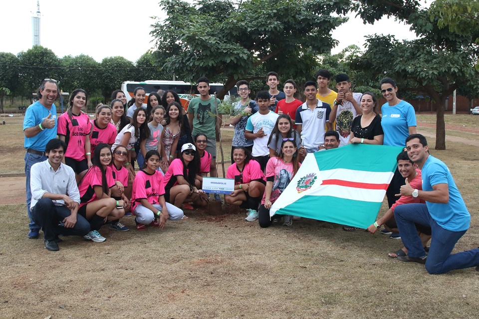 Atletas dos JEMS/JOJUMS plantam mudas de árvores na praça da Vila Piloto Atletas dos JEMS/JOJUMS plantam mudas de árvores na praça da Vila Piloto