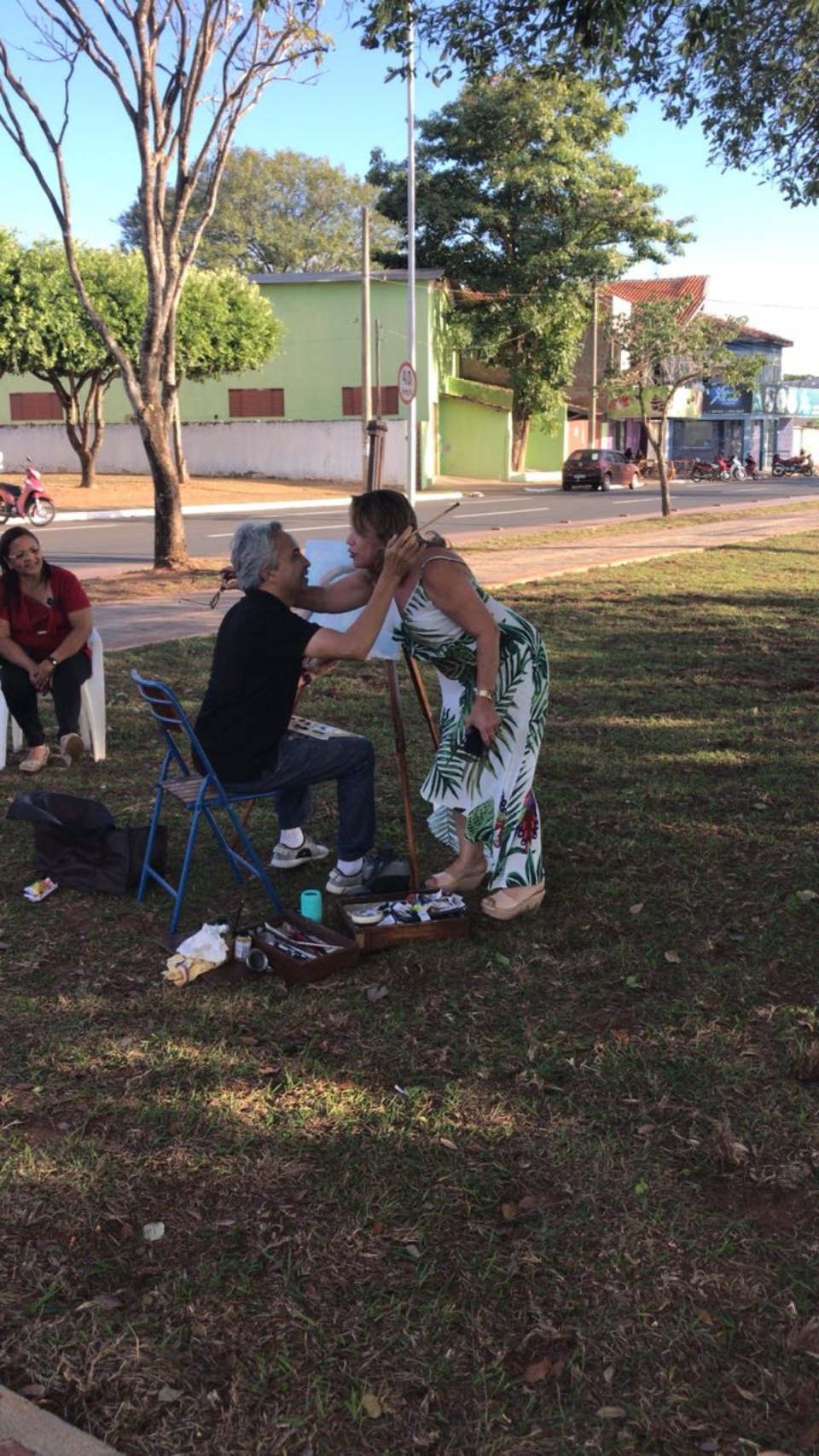 Artistas e artesãos de Três Lagoas buscam inspiração às tardes de domingo na Lagoa Maior