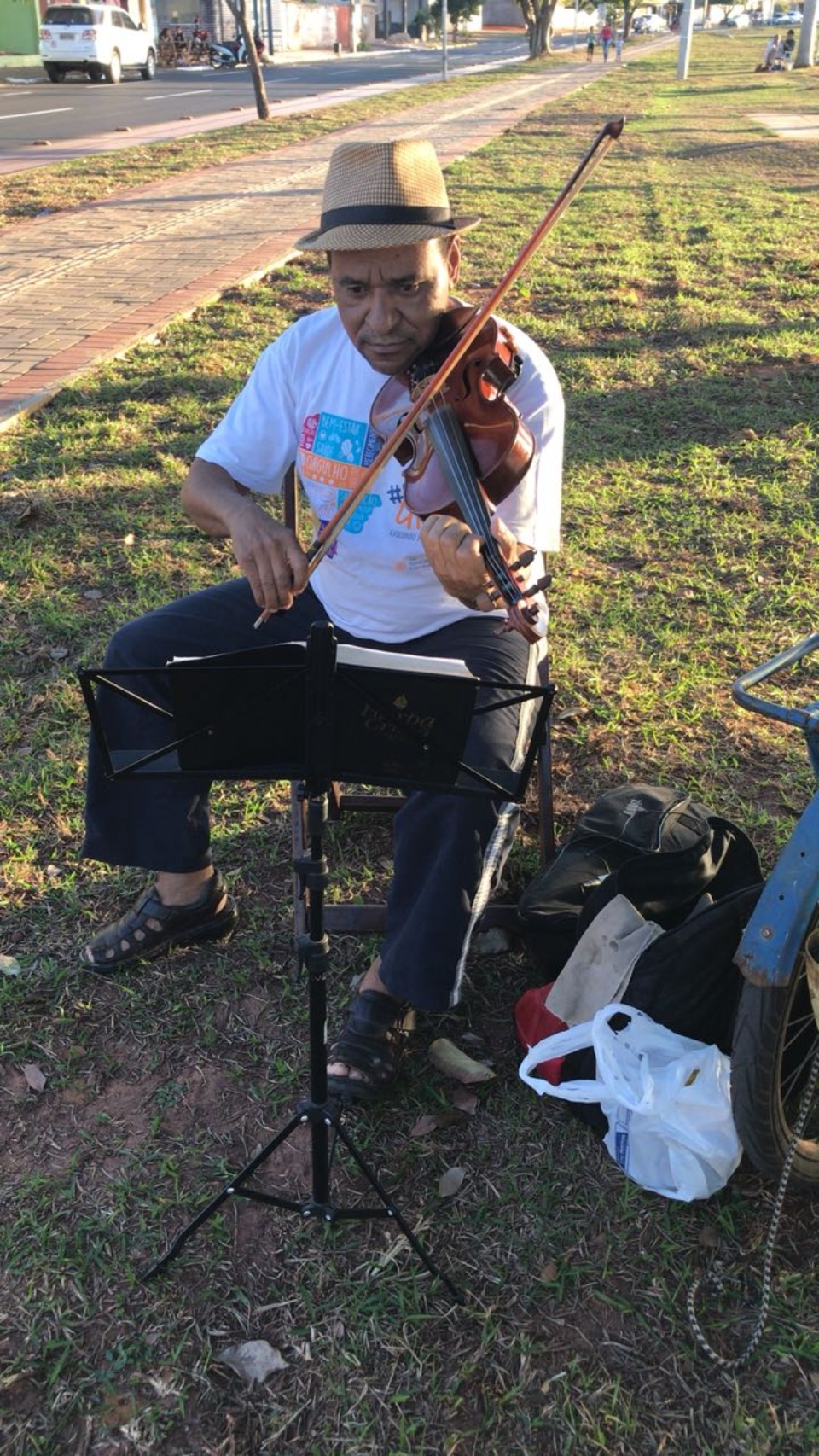 Artistas e artesãos de Três Lagoas buscam inspiração às tardes de domingo na Lagoa Maior