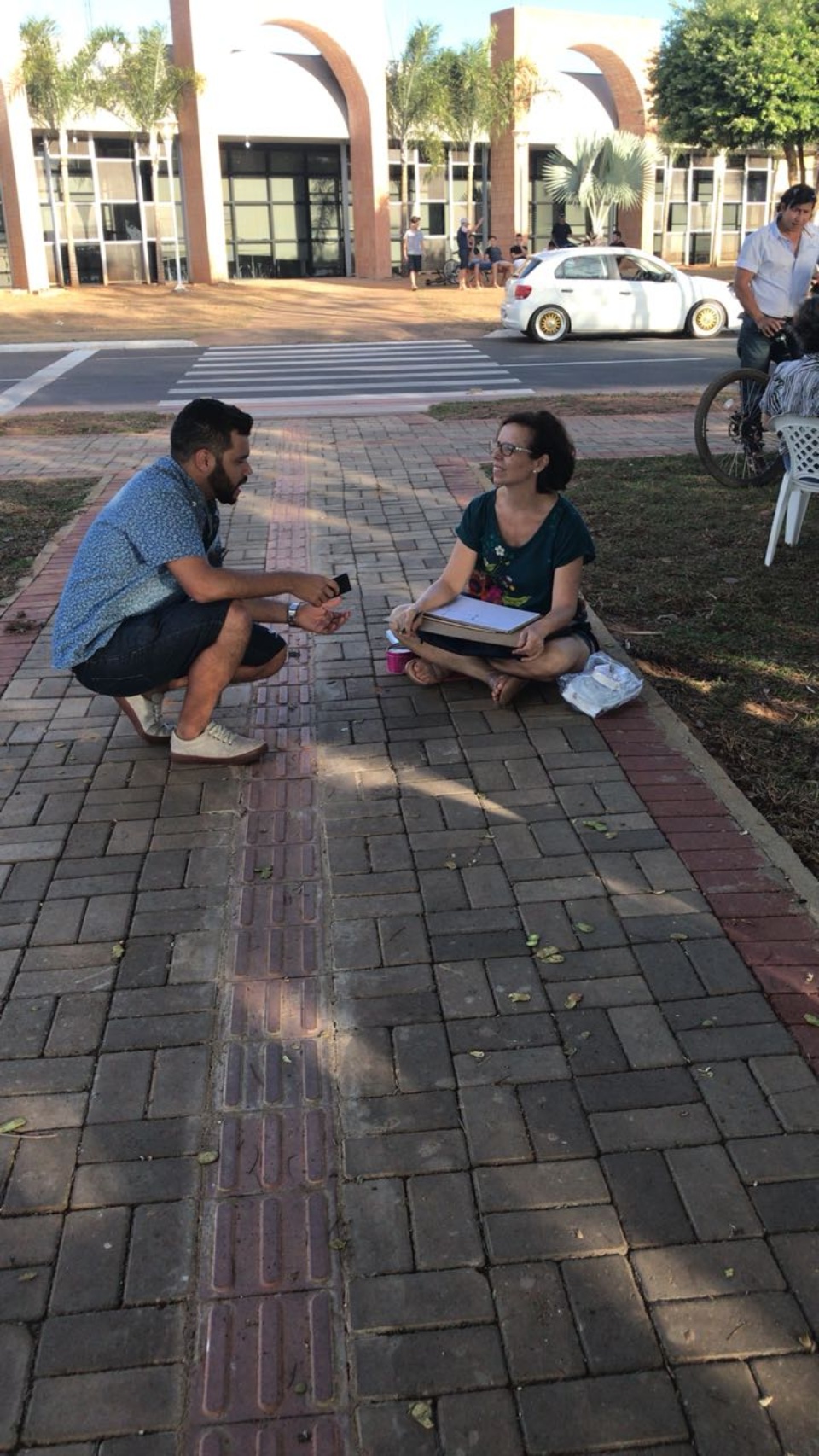 Artistas e artesãos de Três Lagoas buscam inspiração às tardes de domingo na Lagoa Maior