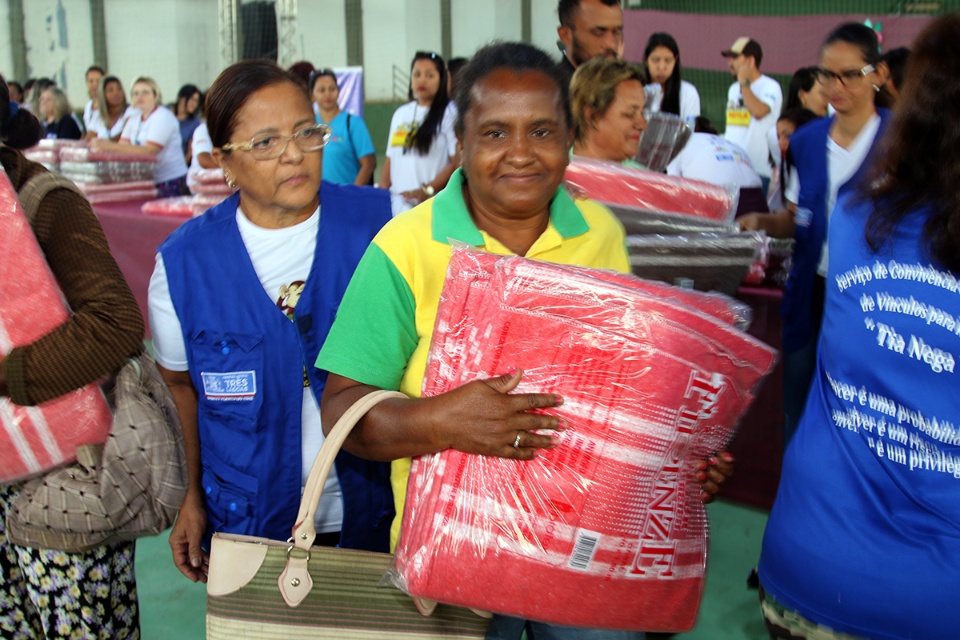 Assistência Social de Três Lagoas entrega cobertores às famílias atendidas pelos CRAS