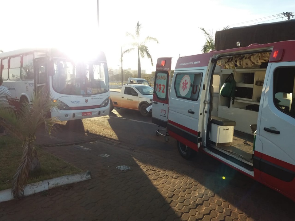 Em Três Lagoas, passageira é socorrida pelo Samu após ônibus passar por lombada Em Três Lagoas, passageira é socorrida pelo Samu após ônibus passar por lombada
