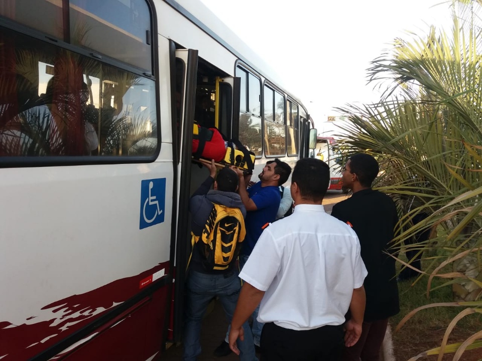 Em Três Lagoas, passageira é socorrida pelo Samu após ônibus passar por lombada Em Três Lagoas, passageira é socorrida pelo Samu após ônibus passar por lombada