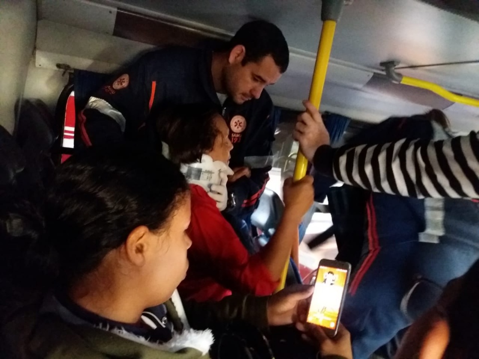 Em Três Lagoas, passageira é socorrida pelo Samu após ônibus passar por lombada Em Três Lagoas, passageira é socorrida pelo Samu após ônibus passar por lombada