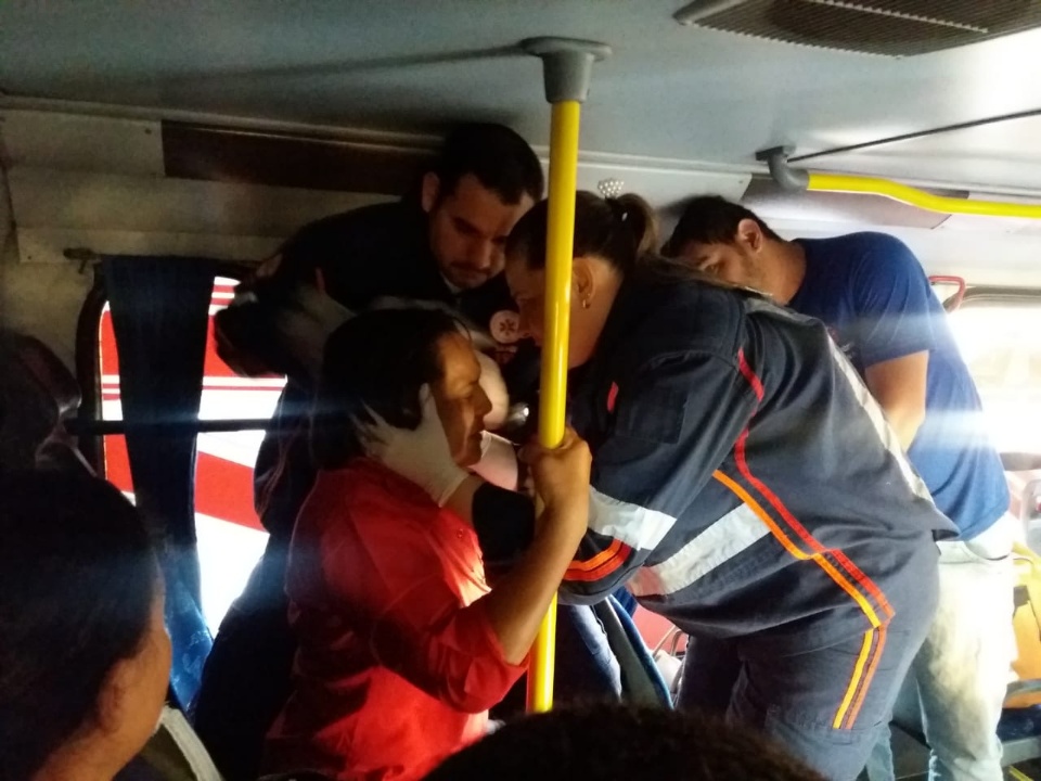 Em Três Lagoas, passageira é socorrida pelo Samu após ônibus passar por lombada Em Três Lagoas, passageira é socorrida pelo Samu após ônibus passar por lombada