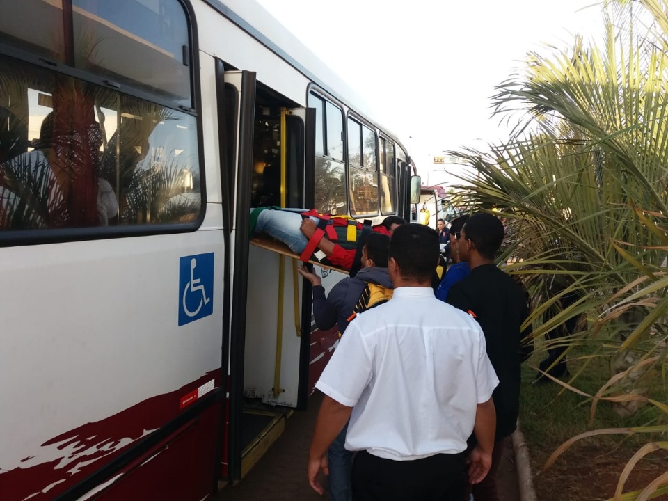 Em Três Lagoas, passageira é socorrida pelo Samu após ônibus passar por lombada