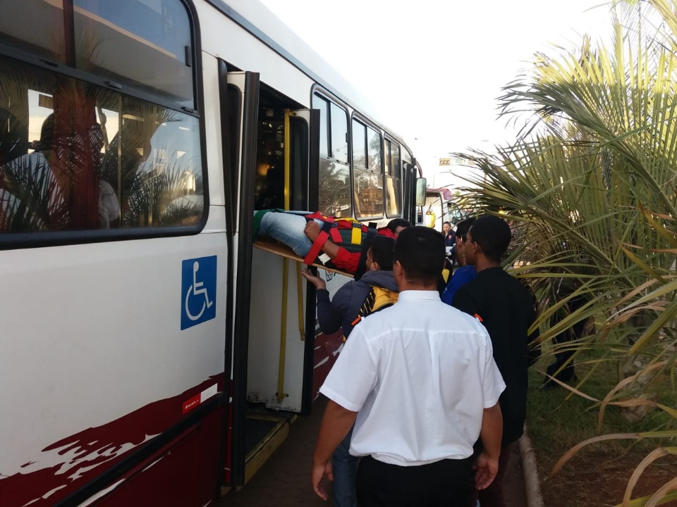 Em Três Lagoas, passageira é socorrida pelo Samu após ônibus passar por lombada Em Três Lagoas, passageira é socorrida pelo Samu após ônibus passar por lombada