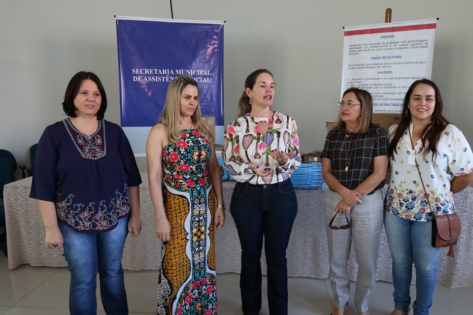 Assistência entrega computadores à Educação para controle de frequência de alunos do Bolsa Família Assistência entrega computadores à Educação para controle de frequência de alunos do Bolsa Família