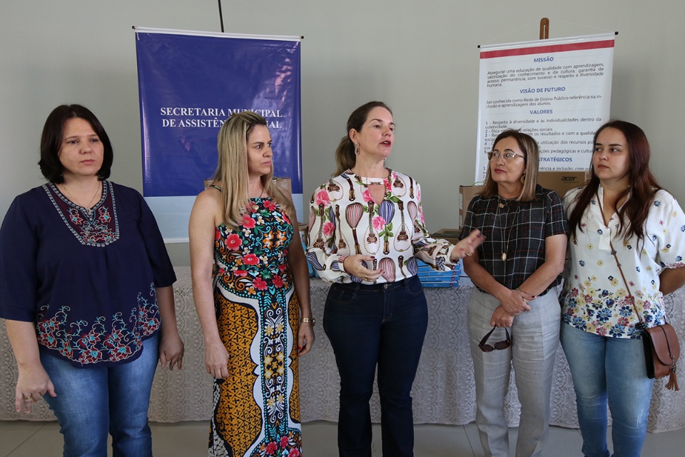 Assistência entrega computadores à Educação para controle de frequência de alunos do Bolsa Família Assistência entrega computadores à Educação para controle de frequência de alunos do Bolsa Família