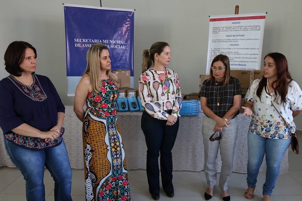 Assistência entrega computadores à Educação para controle de frequência de alunos do Bolsa Família Assistência entrega computadores à Educação para controle de frequência de alunos do Bolsa Família