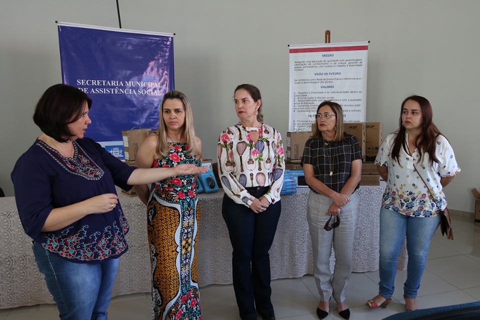 Assistência entrega computadores à Educação para controle de frequência de alunos do Bolsa Família Assistência entrega computadores à Educação para controle de frequência de alunos do Bolsa Família