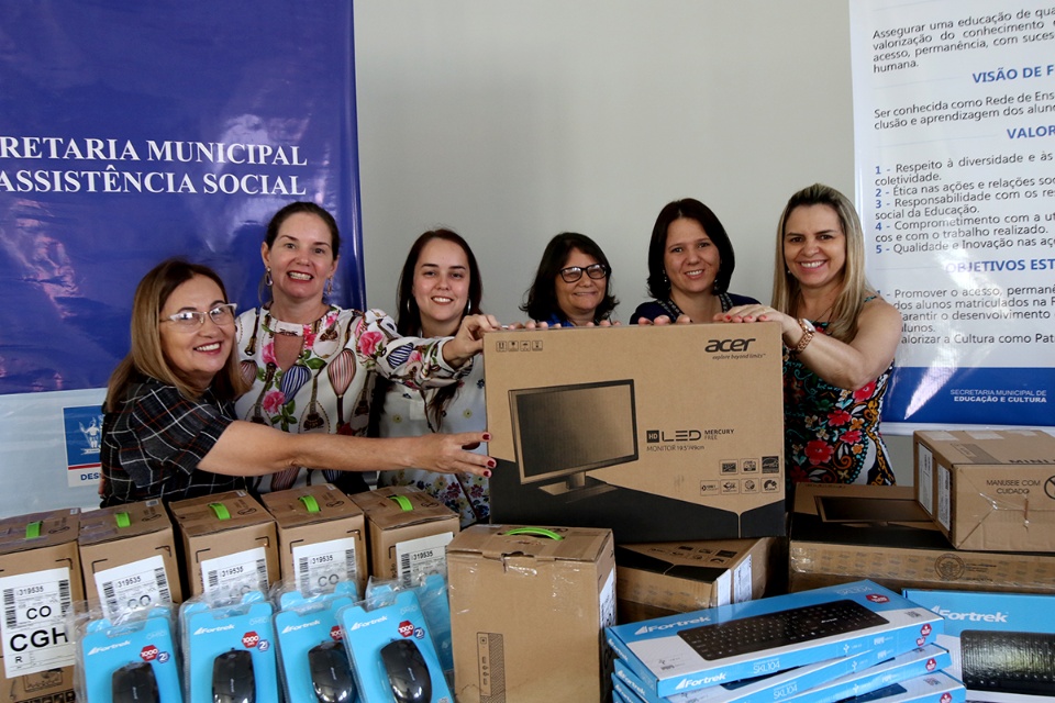 Assistência entrega computadores à Educação para controle de frequência de alunos do Bolsa Família Assistência entrega computadores à Educação para controle de frequência de alunos do Bolsa Família