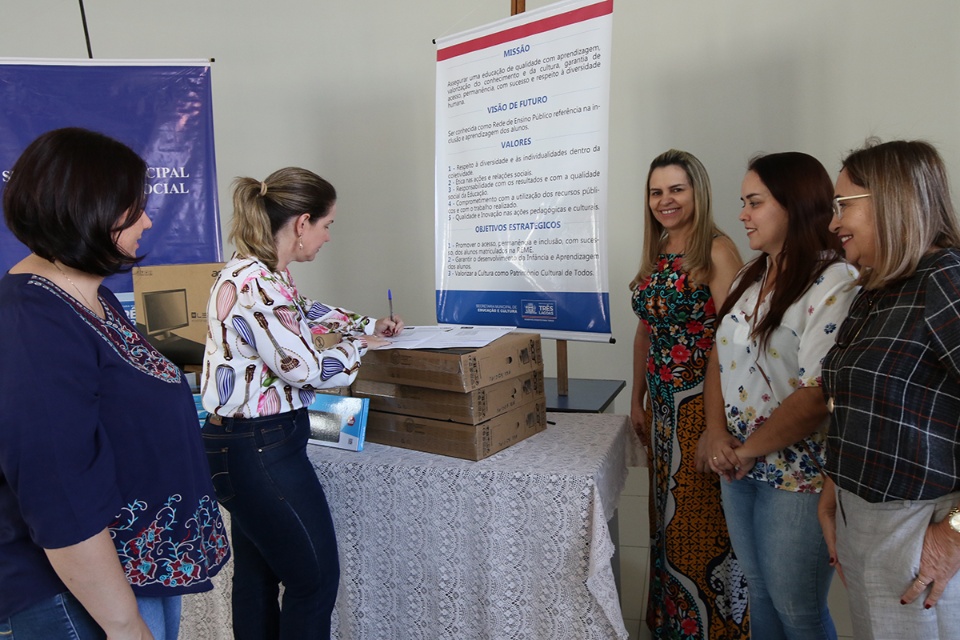 Assistência entrega computadores à Educação para controle de frequência de alunos do Bolsa Família Assistência entrega computadores à Educação para controle de frequência de alunos do Bolsa Família
