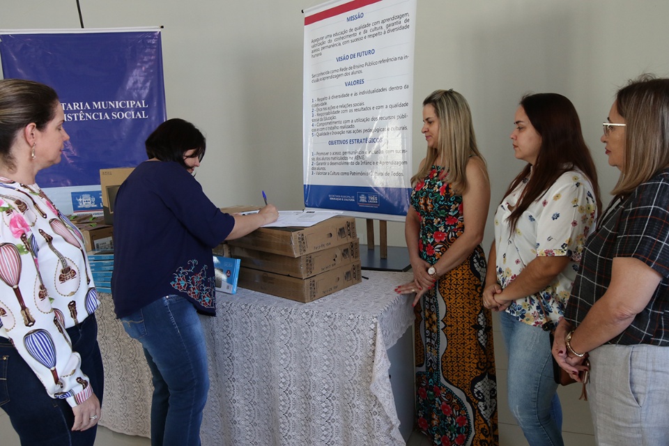 Assistência entrega computadores à Educação para controle de frequência de alunos do Bolsa Família Assistência entrega computadores à Educação para controle de frequência de alunos do Bolsa Família