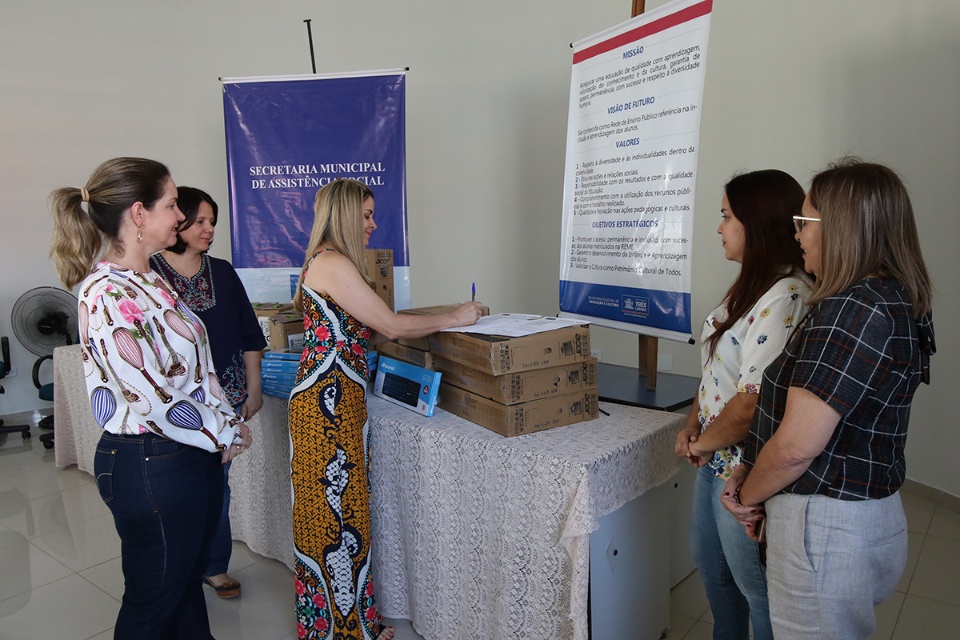 Assistência entrega computadores à Educação para controle de frequência de alunos do Bolsa Família Assistência entrega computadores à Educação para controle de frequência de alunos do Bolsa Família