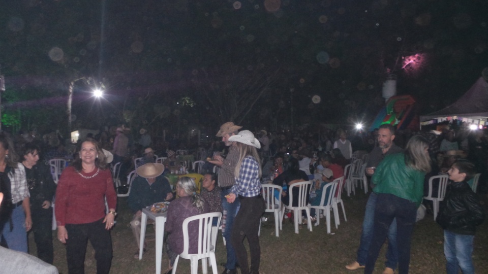 Arraiá dos amigos é sucesso de público