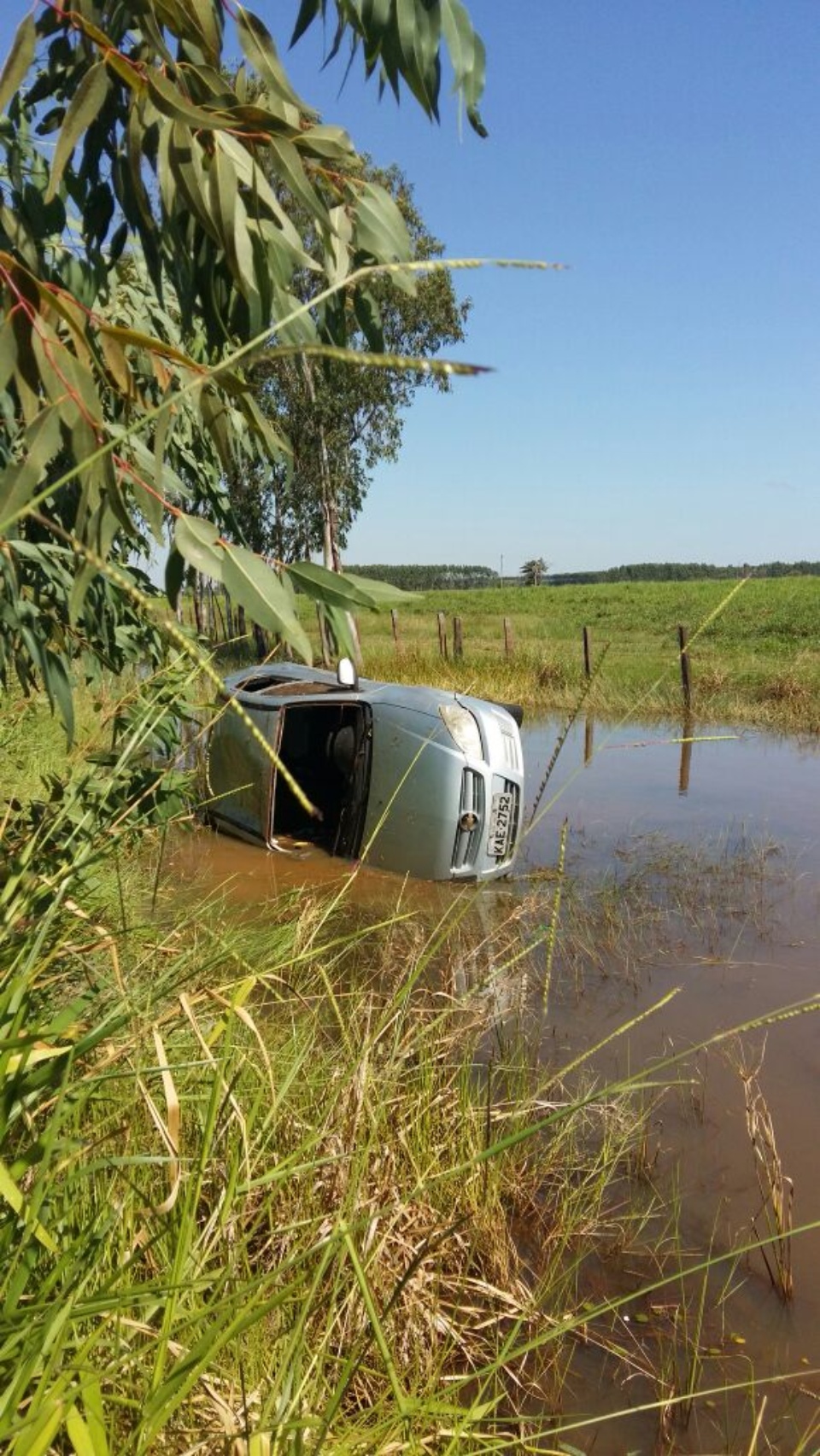 Carro sai da pista, capota e deixa três pessoas feridas na BR-267