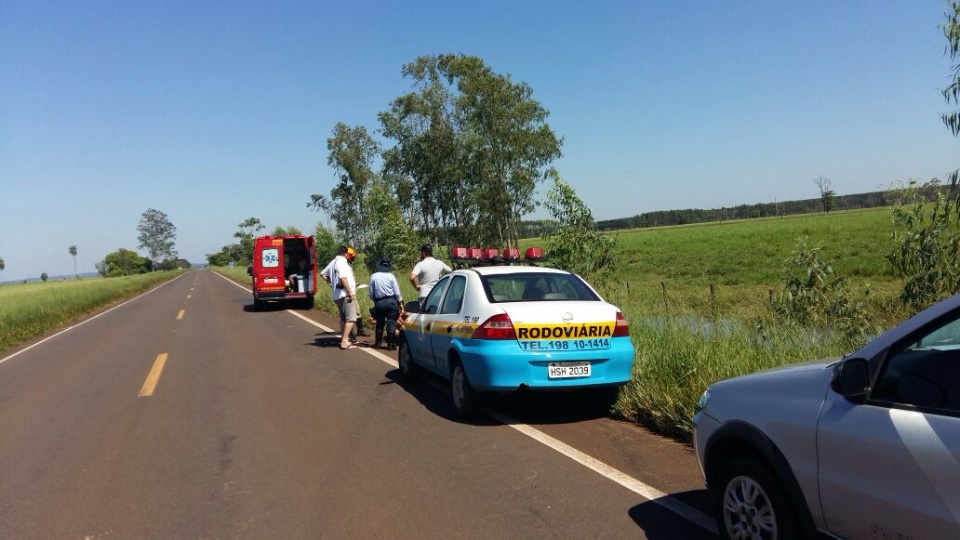 Carro sai da pista, capota e deixa três pessoas feridas na BR-267