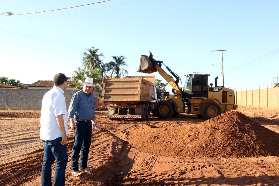 Bairro Santa Rita começa a receber pavimentação asfáltica pelo “Cidade em Obras”