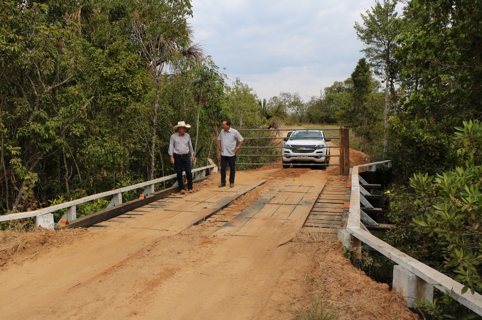 Estradas e pontes de madeira da zona rural de Três Lagoas passam por revitalizações Estradas e pontes de madeira da zona rural de Três Lagoas passam por revitalizações
