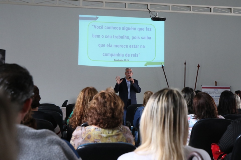 Gestores das Unidades de Ensino de Três Lagoas participam de palestra motivacional sobre "Liderança e Gestão de Pessoas" Gestores das Unidades de Ensino de Três Lagoas participam de palestra motivacional sobre "Liderança e Gestão de Pessoas"
