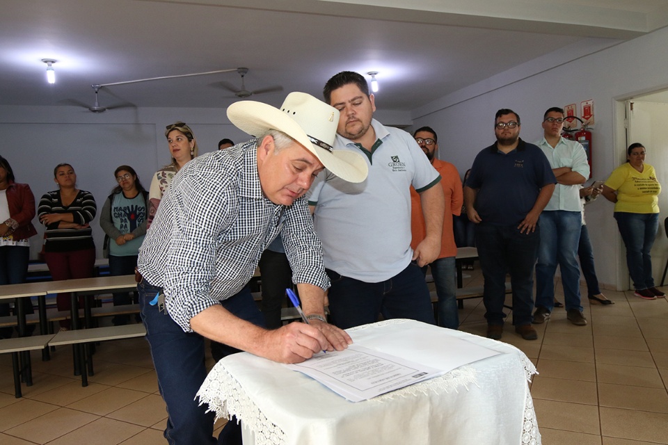 Prefeito Angelo Guerreiro assina ordem de serviço para ampliação do CEI “Novo Alvorada” Prefeito Angelo Guerreiro assina ordem de serviço para ampliação do CEI “Novo Alvorada”