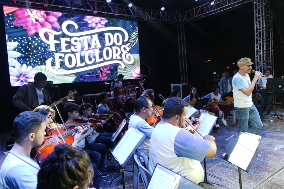 Abertura oficial da Festa do Folclore é abrilhantada pela Banda Cristo Redentor e Boi Bumbá