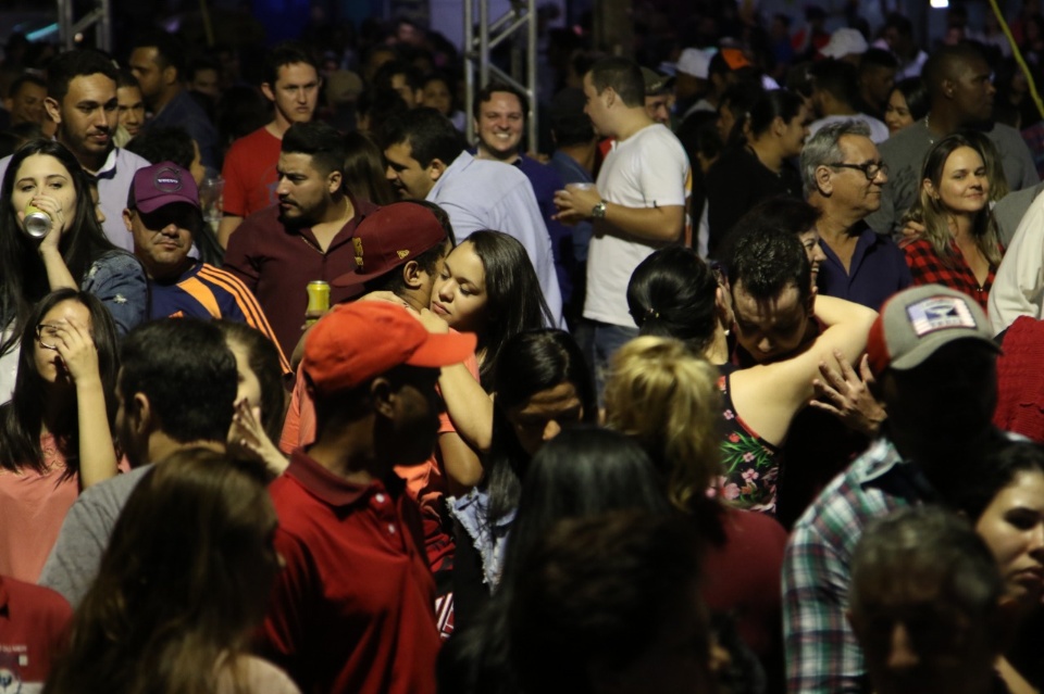 População prestigiou e aplaudiu a 30ª Festa do Folclore de Três Lagoas População prestigiou e aplaudiu a 30ª Festa do Folclore de Três Lagoas