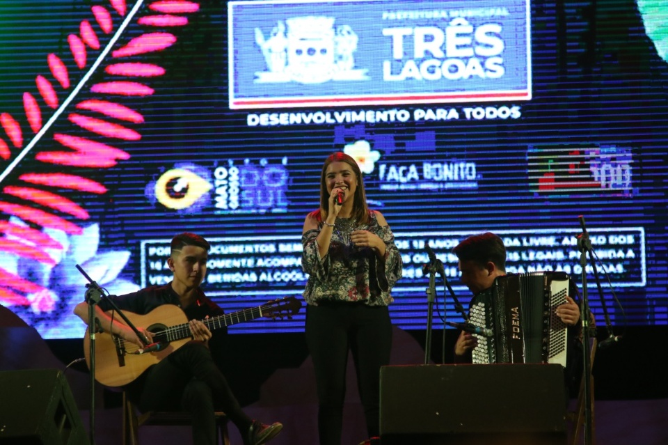 População prestigiou e aplaudiu a 30ª Festa do Folclore de Três Lagoas População prestigiou e aplaudiu a 30ª Festa do Folclore de Três Lagoas