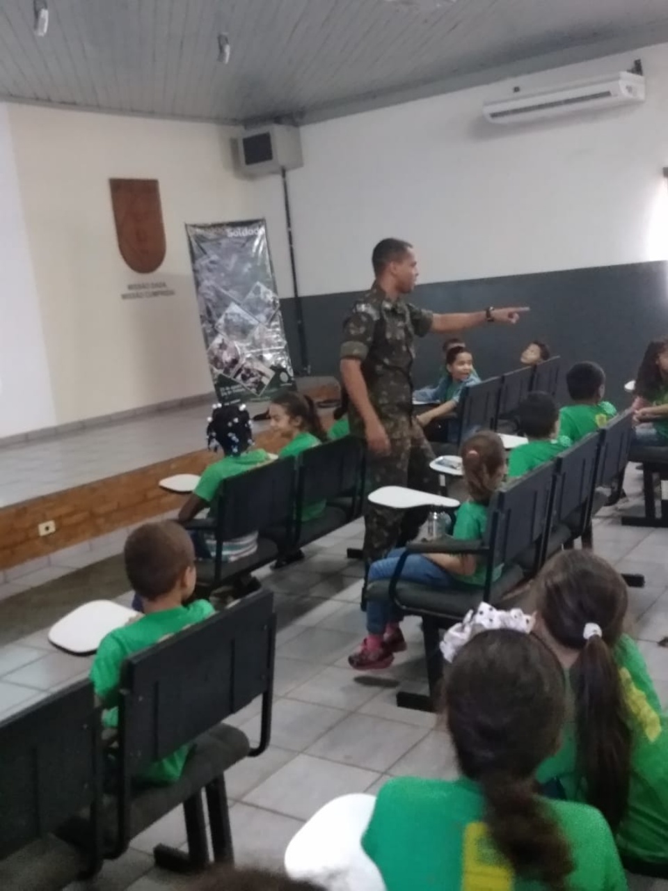 Alunos da escola Afonso Pena visitam Artilharia Antiaérea de Três Lagoas Alunos da escola Afonso Pena visitam Artilharia Antiaérea de Três Lagoas