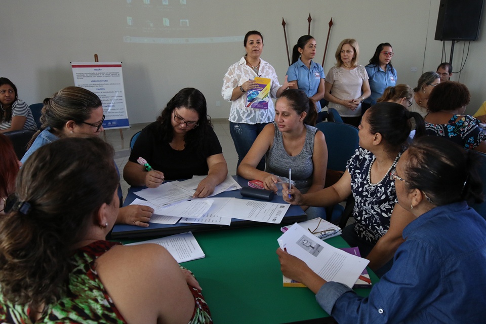 SEMEC de Três Lagoas realiza reunião para escolha do livro didático que será usado na REME SEMEC de Três Lagoas realiza reunião para escolha do livro didático que será usado na REME