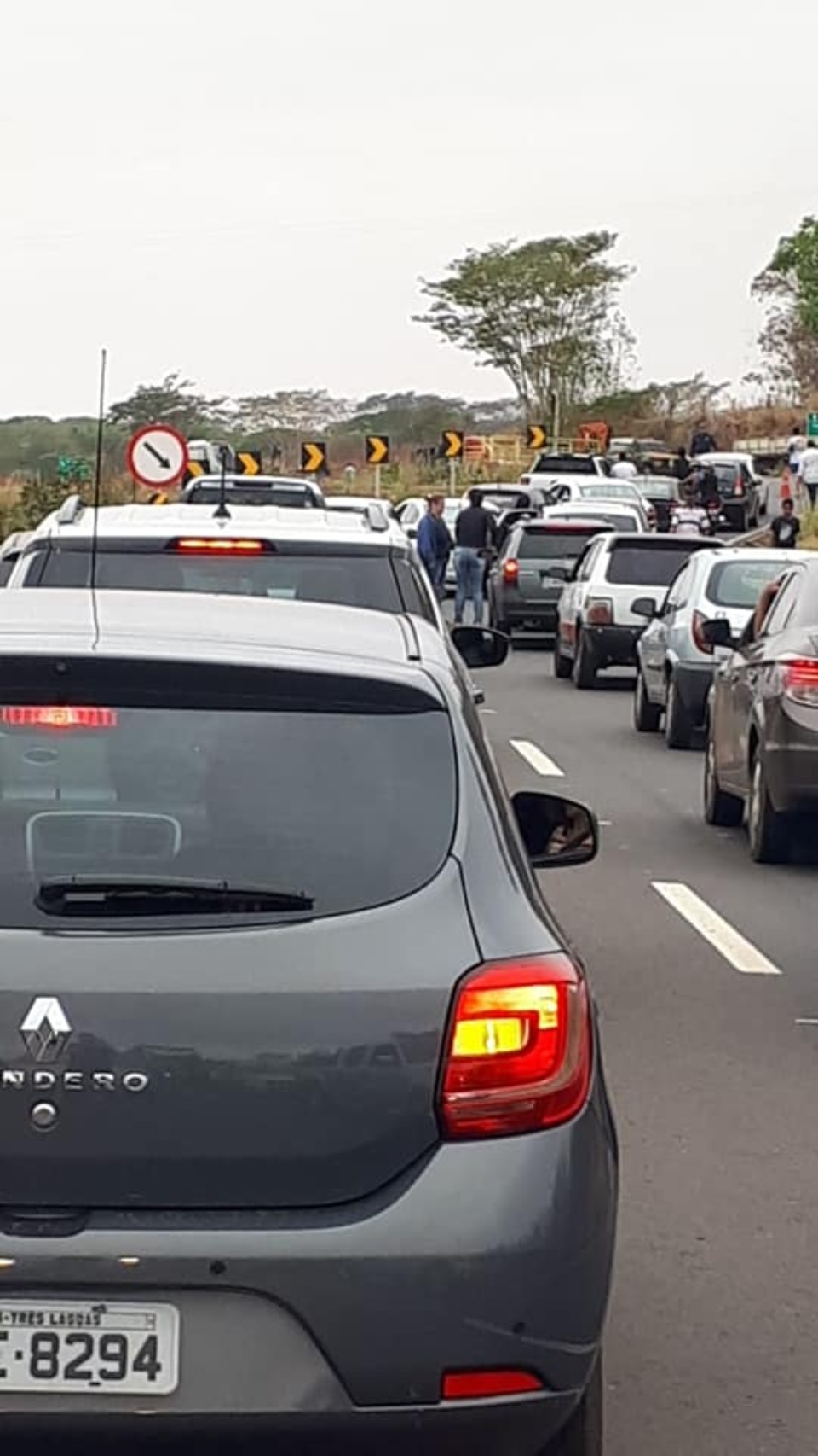 Carreta tombada próximo à ponte do Rio Paraná causa congestionamento no início da BR-262