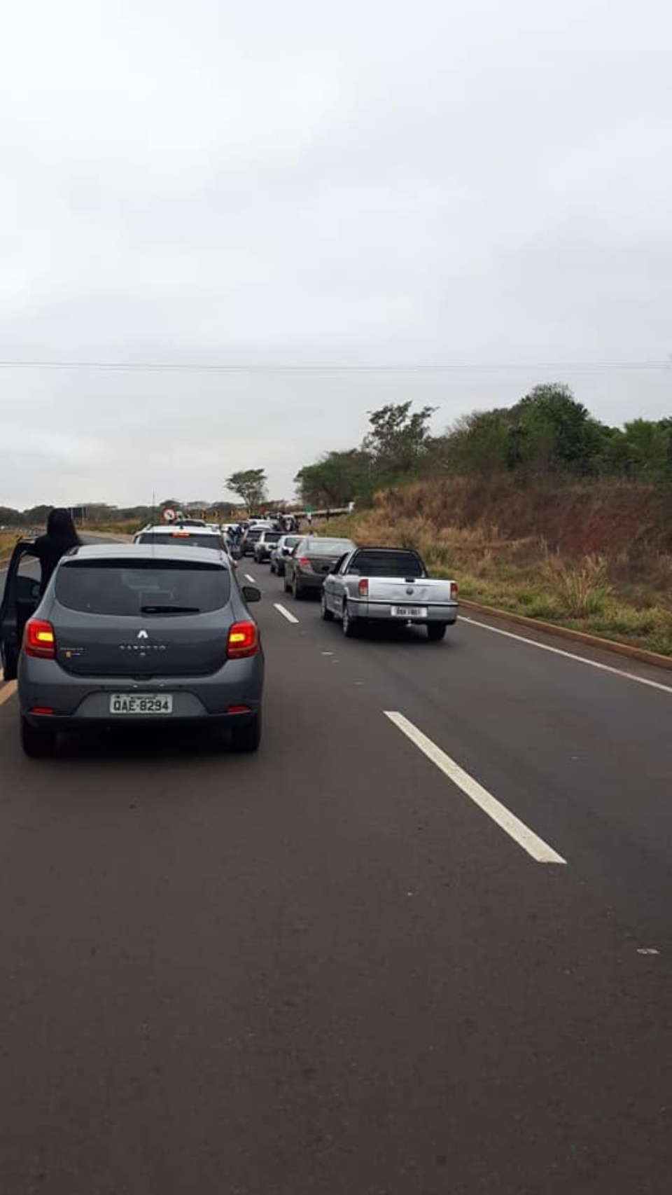 Carreta tombada próximo à ponte do Rio Paraná causa congestionamento no início da BR262 Carreta tombada próximo à ponte do Rio Paraná causa congestionamento no início da BR262