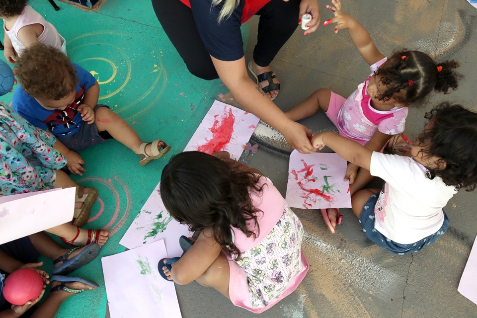 CEI de Três Lagoas cria “quintal” para alunos aprenderem brincando