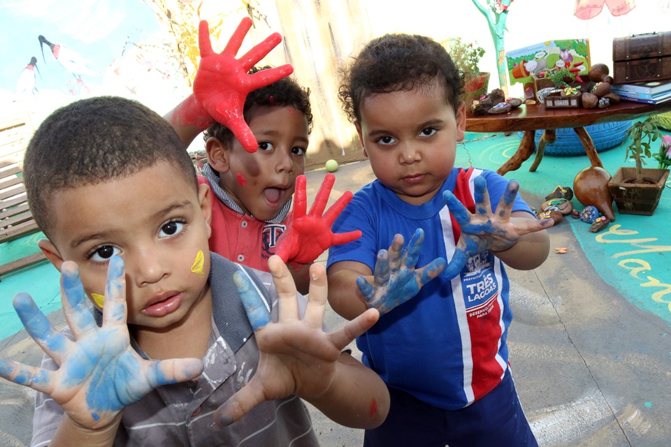 CEI de Três Lagoas cria “quintal” para alunos aprenderem brincando