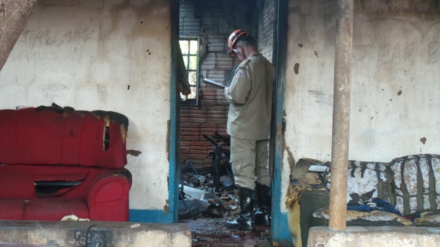 Casa fica destruída ao pegar fogo em Três Lagoas