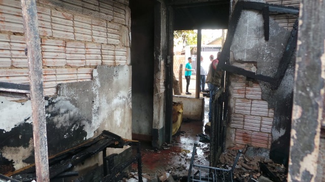 Casa fica destruída ao pegar fogo em Três Lagoas