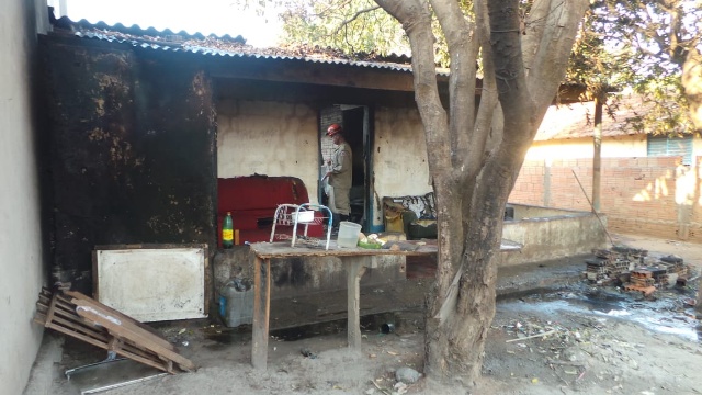 Casa fica destruída ao pegar fogo em Três Lagoas