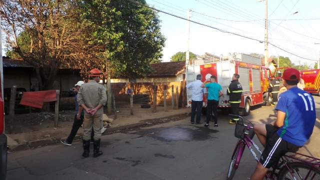 Casa fica destruída ao pegar fogo em Três Lagoas