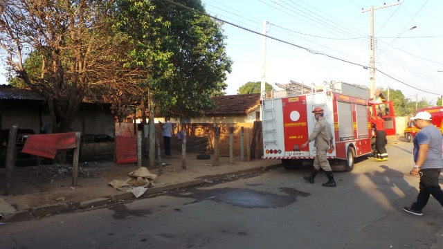 Casa fica destruída ao pegar fogo em Três Lagoas