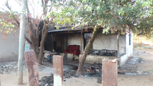 Casa fica destruída ao pegar fogo em Três Lagoas