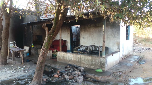 Casa fica destruída ao pegar fogo em Três Lagoas