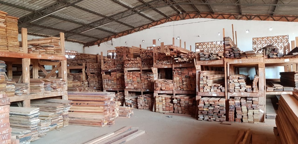 Mademinas se torna referência em madeiras para construção e decoração na região