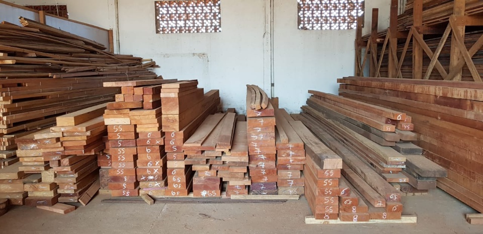 Mademinas se torna referência em madeiras para construção e decoração na região