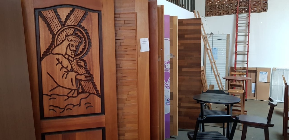 Mademinas se torna referência em madeiras para construção e decoração na região