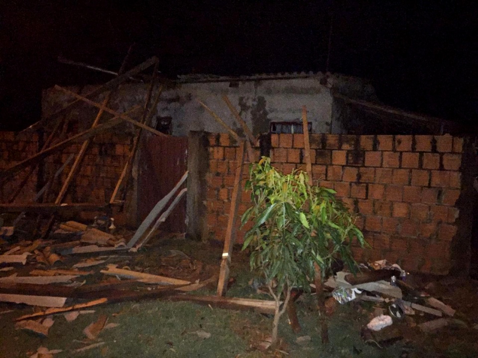 Ventos fortes destelham casas e causam estragos em municípios do Sul de MS