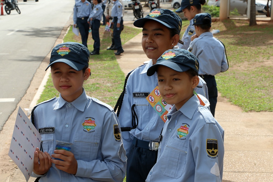 Diretoria de Trânsito e Patrulha Mirim realizam blitz educativa