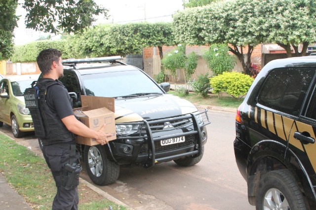 PF apreende material ilegal de campanha em Três Lagoas PF apreende material ilegal de campanha em Três Lagoas
