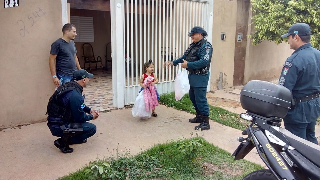 PM de Três Lagoas doa brinquedos no Dia das Crianças e emociona os pequenos